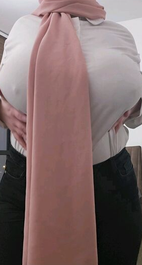 Mature Arabe en Hijab se Fait Prendre en Levrette