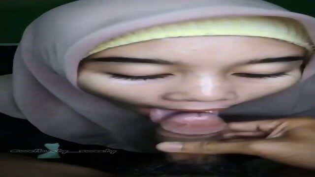 [HIJAB] Zahira - Disepongin Kaka Ipar Sampai Crot Di Mulut